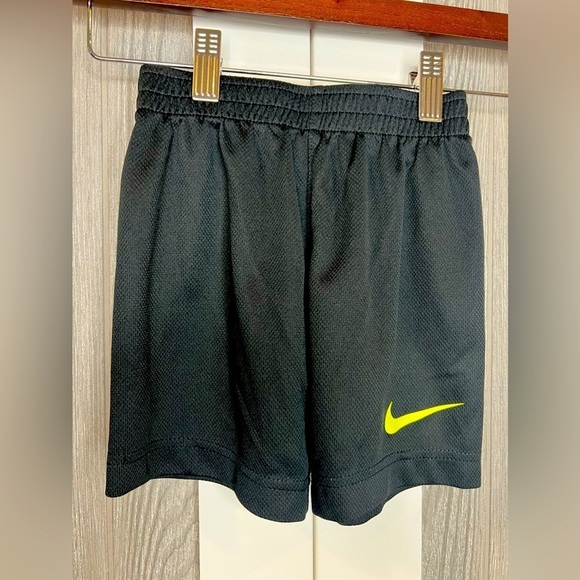 D12.29 Nike Boys Breathable Mesh Shorts 4T - Picture 1 of 4